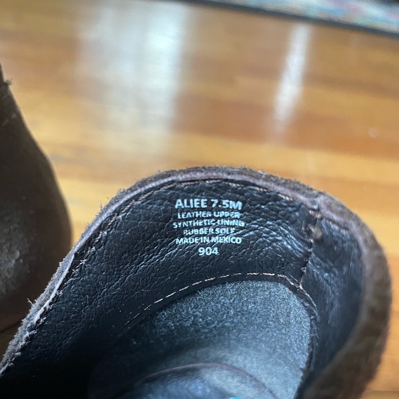 Brown suede boots - Picture 2 of 3